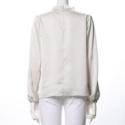光沢感のあるドット柄スタンドカラーブラウス