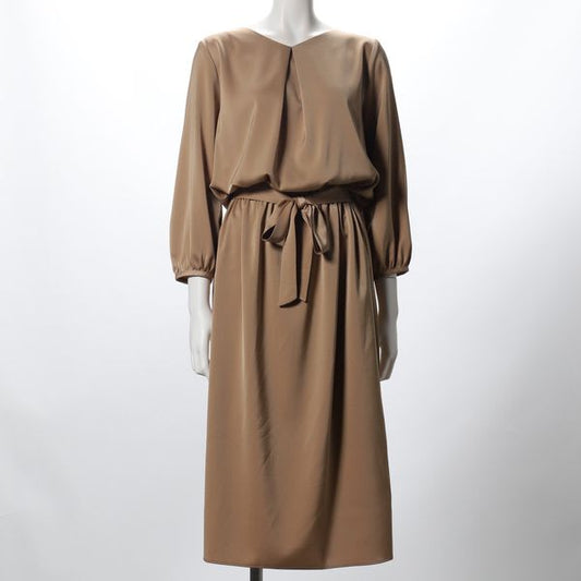 光沢感のあるウエストリボンのVネックワンピース