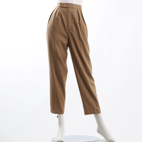 タック入りテーパードパンツ
