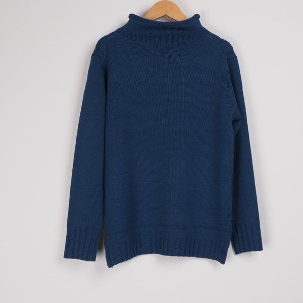 ケーブル編みハイネックニット