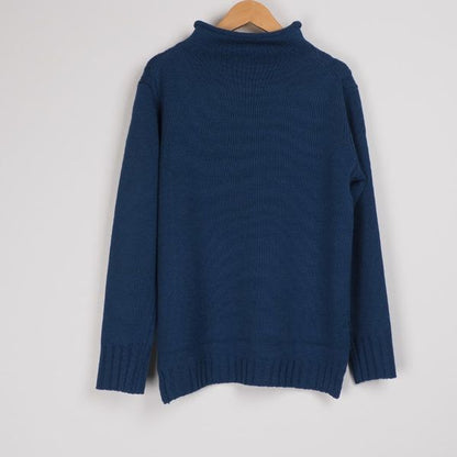 ケーブル編みハイネックニット