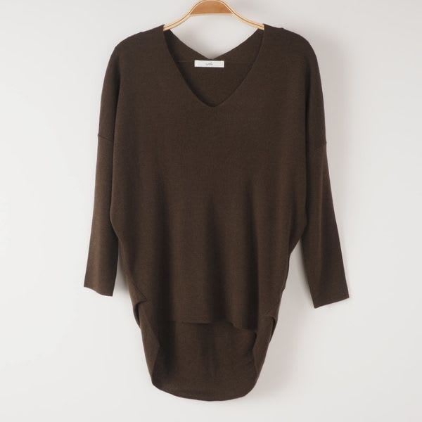 前後差のある裾丈Vネックニット
