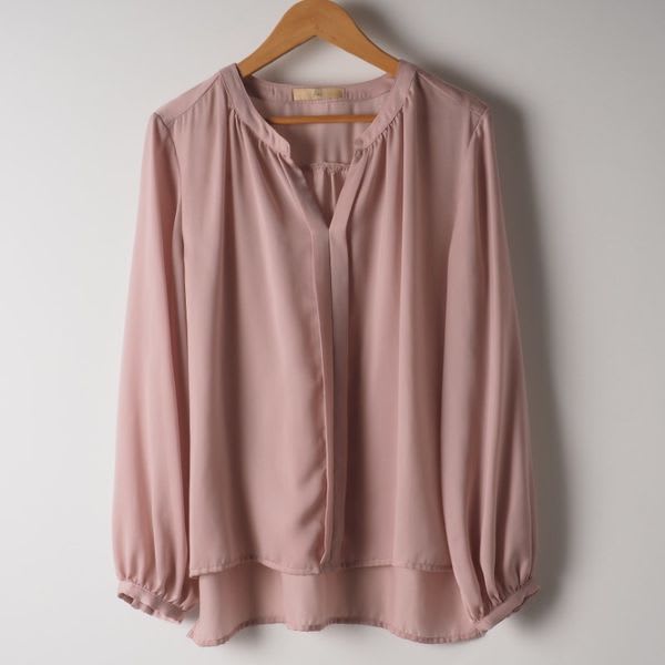 ネックライン開きブラウス