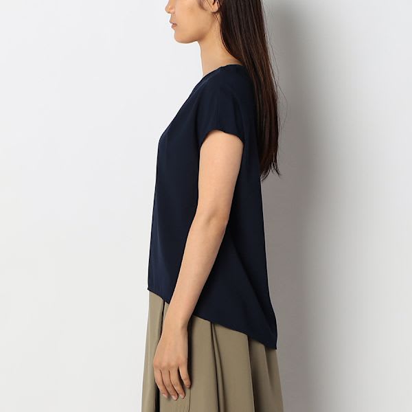 タックデザインハートネックブラウス