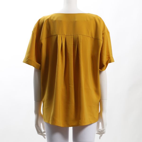 タックデザインブラウス