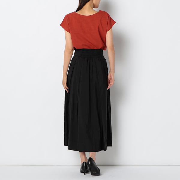 ネックラインアクセントブラウス