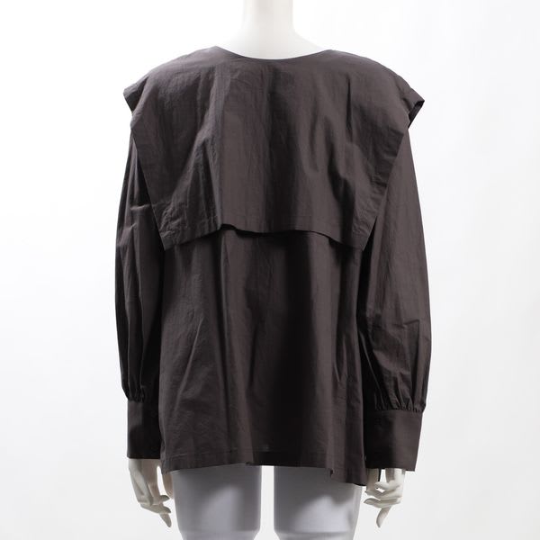 インパクトある襟元セーラーカラーブラウス