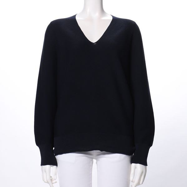 深めのVネックニット