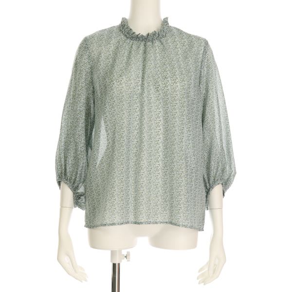 透け感のある総柄ブラウス