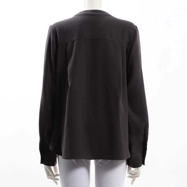 襟元ボタンエフラップポケットバンドカラーブラウス