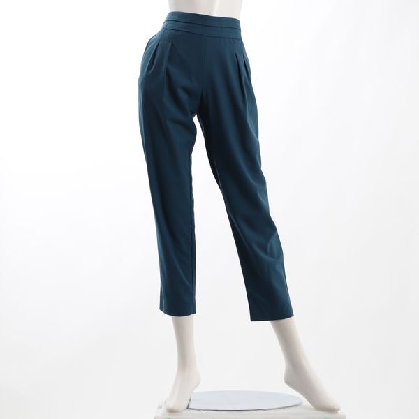 デザイン性のあるフロントウエストタック入りパンツ
