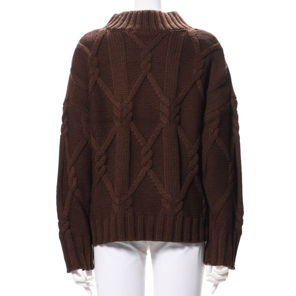 ケーブル編みゆったりニット