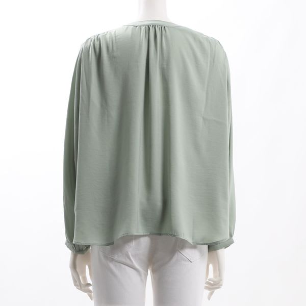 前ボタンデザインブラウス