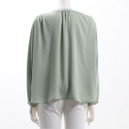 前ボタンデザインブラウス