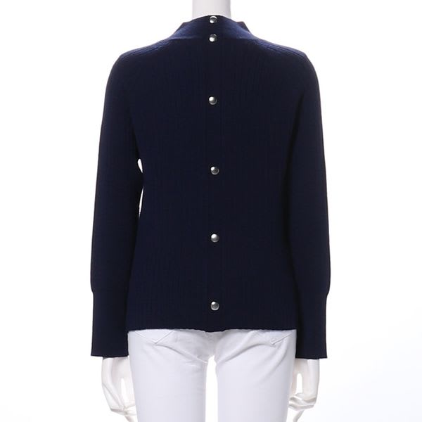 バックボタンデザインハイネックニット