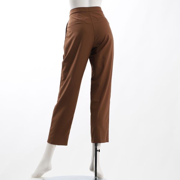 デザイン性のあるフロントウエストタック入りパンツ