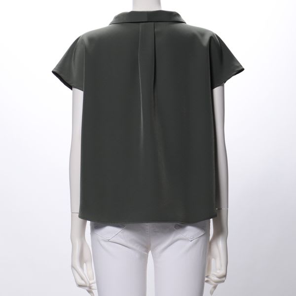 デザイン襟フロントボタンブラウス