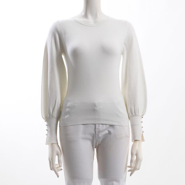 お袖ボタンアクセントクルーネックニット