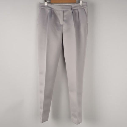 光沢感のあるタック入りテーパードパンツ