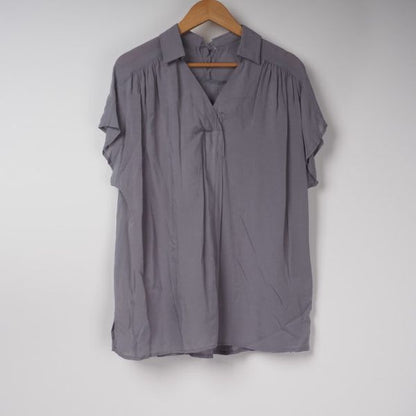 とろみ素材スキッパーカラーブラウス