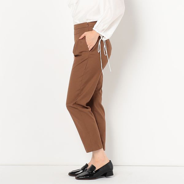 デザイン性のあるフロントウエストタック入りパンツ
