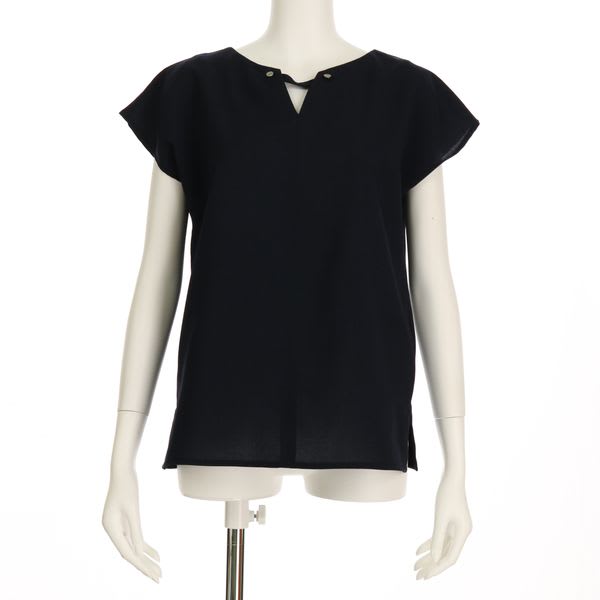 ネックラインアクセントブラウス