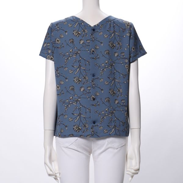 バックボタンフロントタック花柄ブラウス