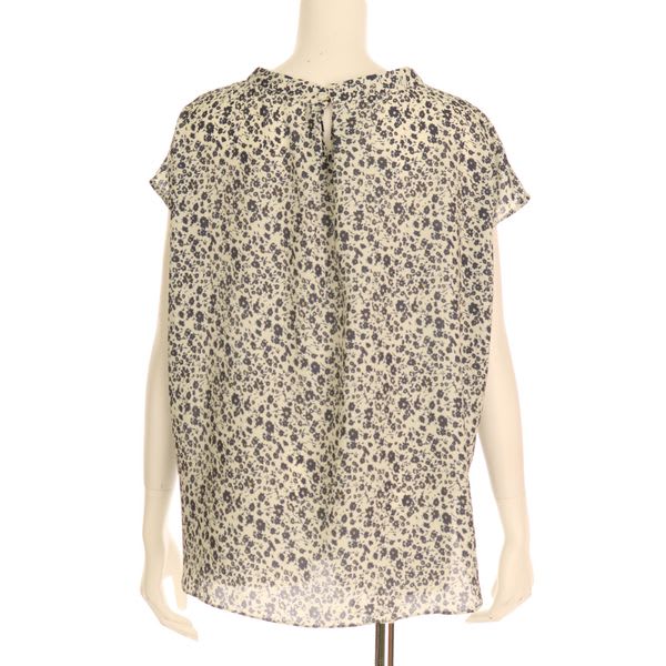 シックな小花柄ブラウス