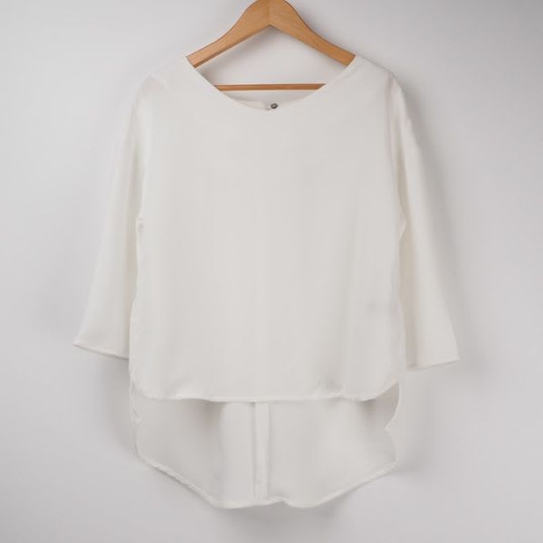 バック裾丈長めブラウス