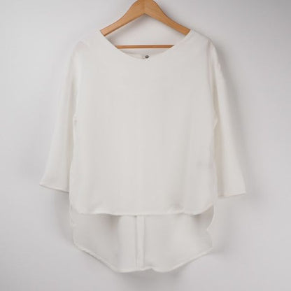 バック裾丈長めブラウス