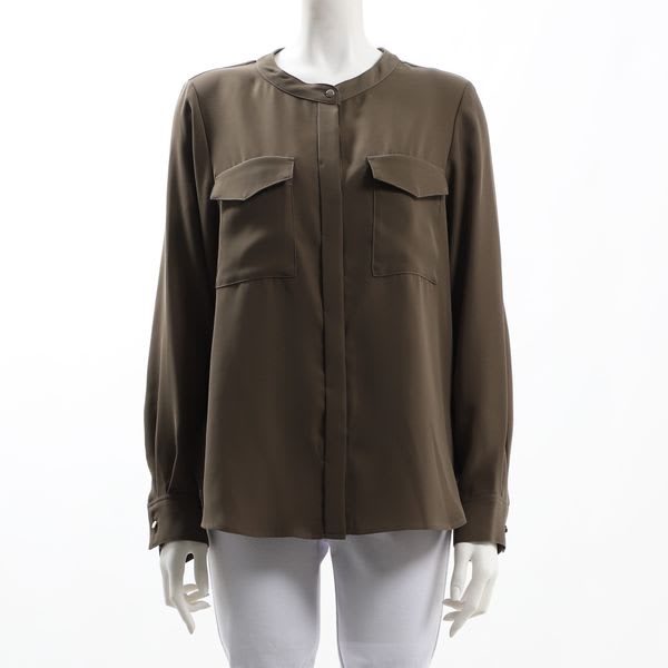 襟元ボタンエフラップポケットバンドカラーブラウス