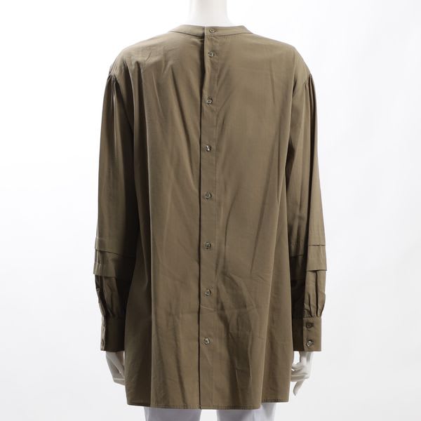 バックボタンデザインブラウス