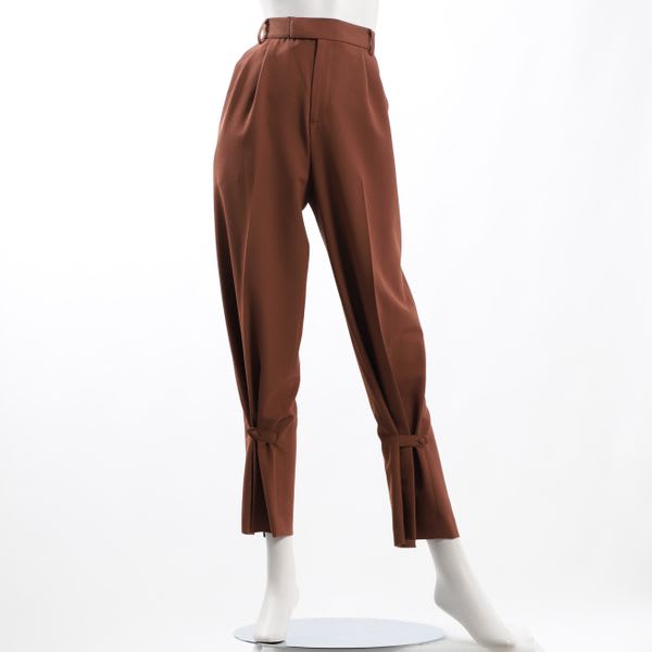 裾バックスリットタック入りテーパードパンツ