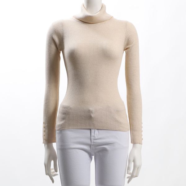 ボタン付きタートルネックリブニット