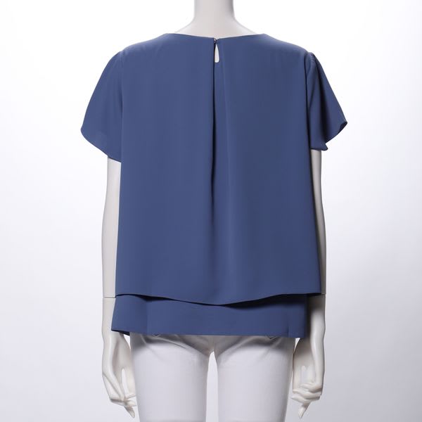 緩やかに広がるレイヤードブラウス