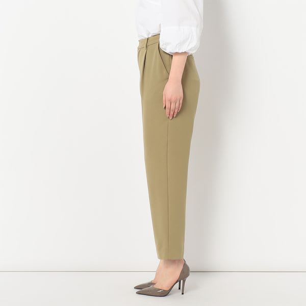 タック入りテーパードパンツ