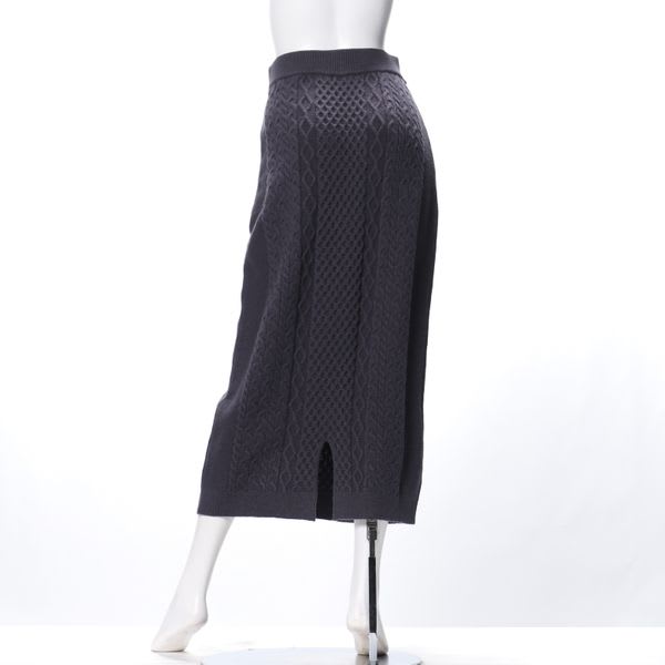 ケーブル編みニットスカート