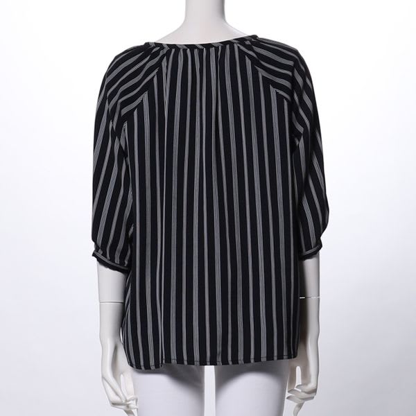 ストライプ柄スキッパーネックブラウス