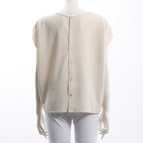 バックボタンラウンドネックブラウス