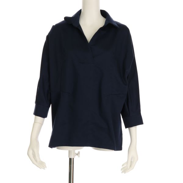 ざっくり開いたＶネックシャツ