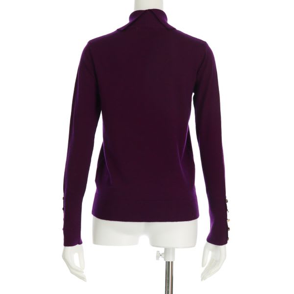 袖のボタンアクセントタートルネックニット