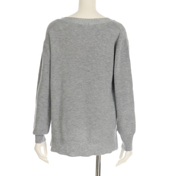 ゆったりシルエットVネックニット