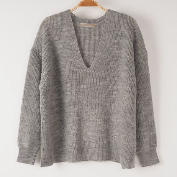 深めのVネックニット