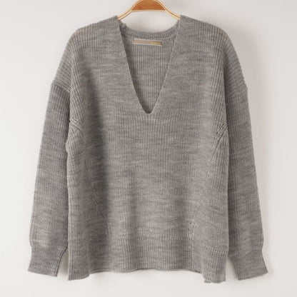 深めのVネックニット