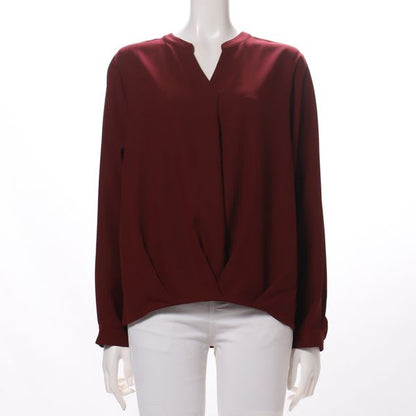 裾タックデザインVネックブラウス