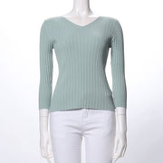 Vネックリブニット