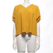 V字ネックラインブラウス