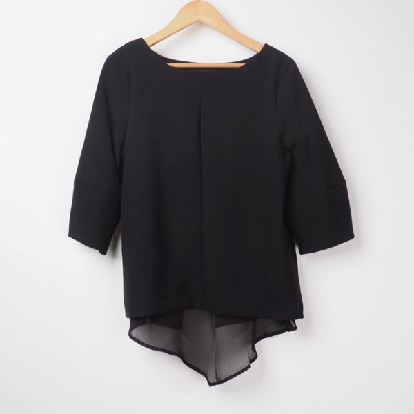 バックデザインボートネックブラウス