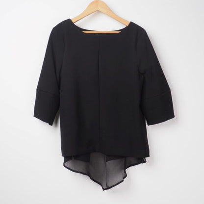 バックデザインボートネックブラウス
