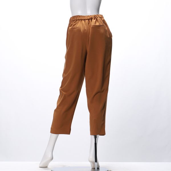 タック入りテーパードパンツ